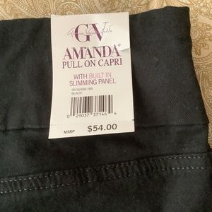 Size 12 nwt Gloria Vanderbilt Amanda pull on black capris
